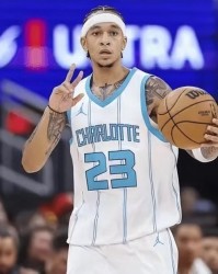 梦想成真！场均仅8+2+2的他，却收获球鞋合同，成功比肩艾弗森！