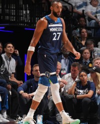 pg电子模拟器免费版-内线支柱！戈贝尔半场5投3中得到6分7板1助1断2帽 正负值+5