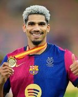 TA：巴萨中卫阿劳霍预计将留队 希望出售克里斯滕森但球员想留队