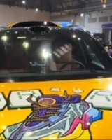 pg模拟器官网电脑版-新晋打卡点！库里参观中国行现场问界汽车 球迷随后排起长队