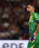 巴黎各项赛事此前8场被射门60次仅丢1球，本场比赛半场就丢了3球