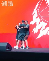 詹姆斯中国行花絮：狂热球迷冲上舞台被带走 詹姆斯无奈摇头微笑